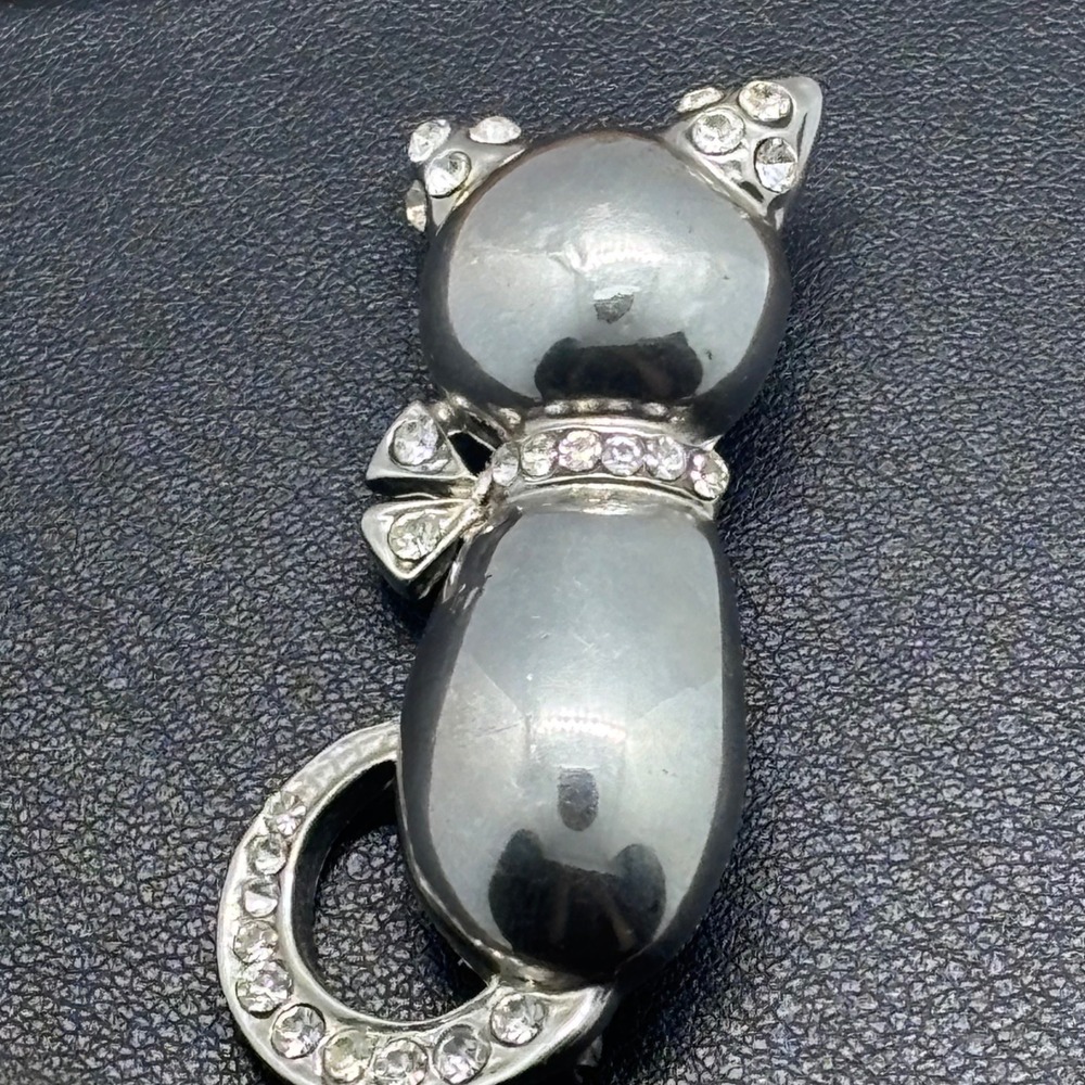 Cat Brooch Women OS Silver Tone Rhinestone Bow Accent Lightweight Pin